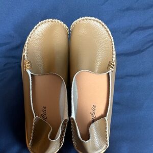 Venus Celia Elegant Tan Moccasins for Women sz 8 new without tags